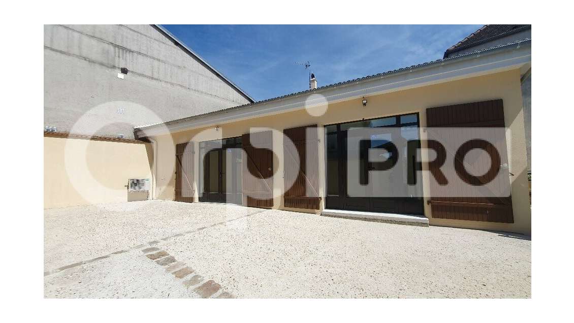 Local rénové 140m² à louer à Servon centre