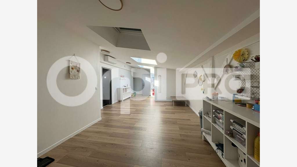 Local rénové 140m² à louer à Servon centre