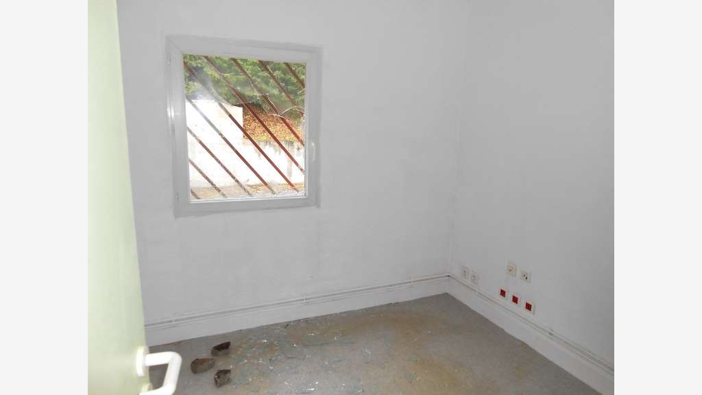 Location grand local 1650m² centre bourg Châlus