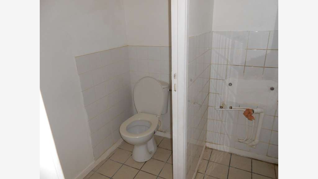 Location grand local 1650m² centre bourg Châlus