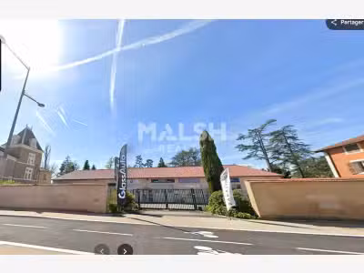 Local commercial 141m² à Charbonnières-les-Bains
