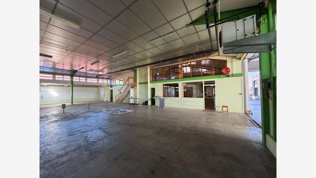 Locaux 1980m²  à louer à Charnay-lès-Mâcon