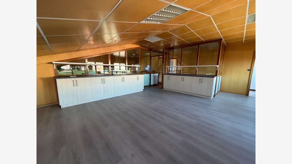 Locaux 1980m²  à louer à Charnay-lès-Mâcon