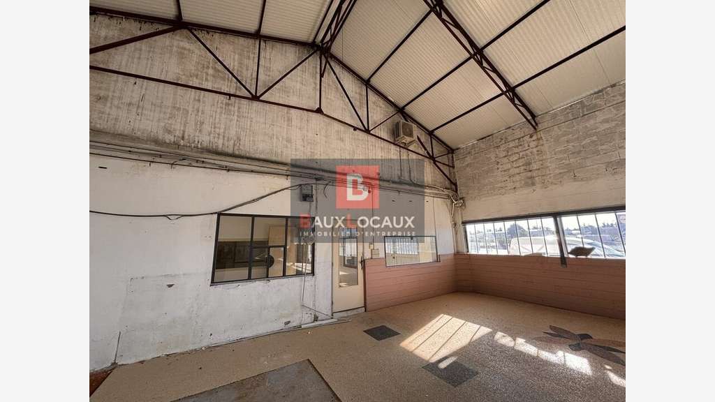 Local 300m² à louer empl premium à Châteaurenard