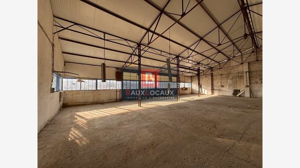 Local 300m² à louer empl premium à Châteaurenard