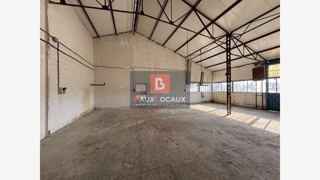 Local 300m² à louer empl premium à Châteaurenard