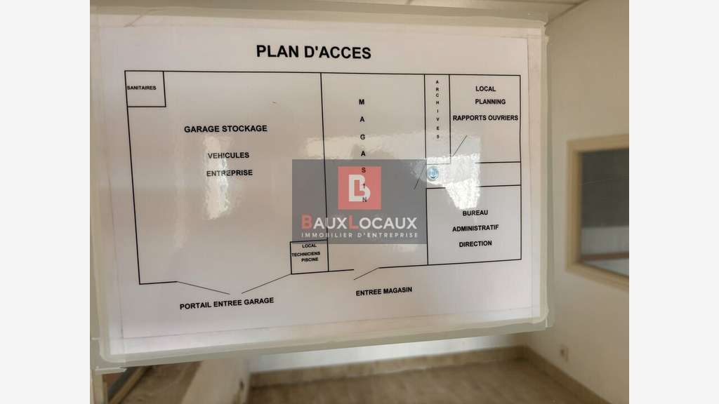 Local 300m² à louer empl premium à Châteaurenard
