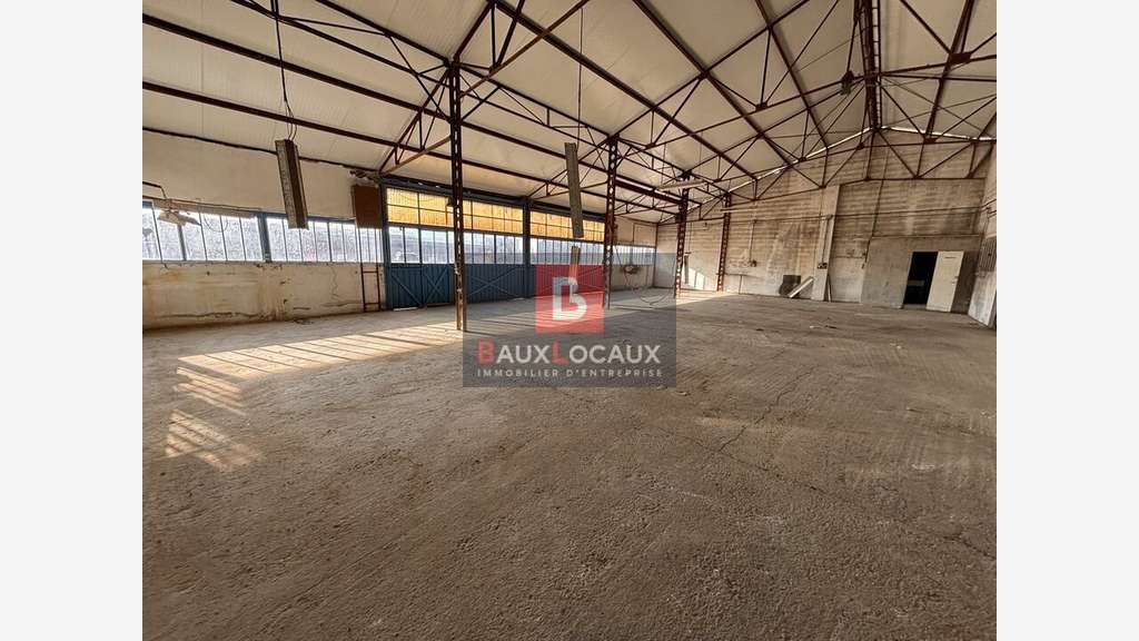 Local 300m² à louer empl premium à Châteaurenard