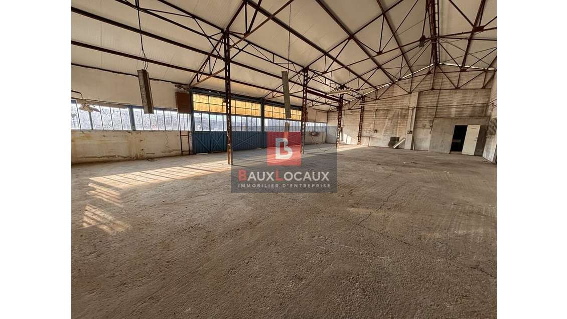Local 300m² à louer empl premium à Châteaurenard