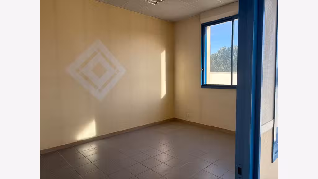 A louer local et bureaux parfait etat Châteauroux
