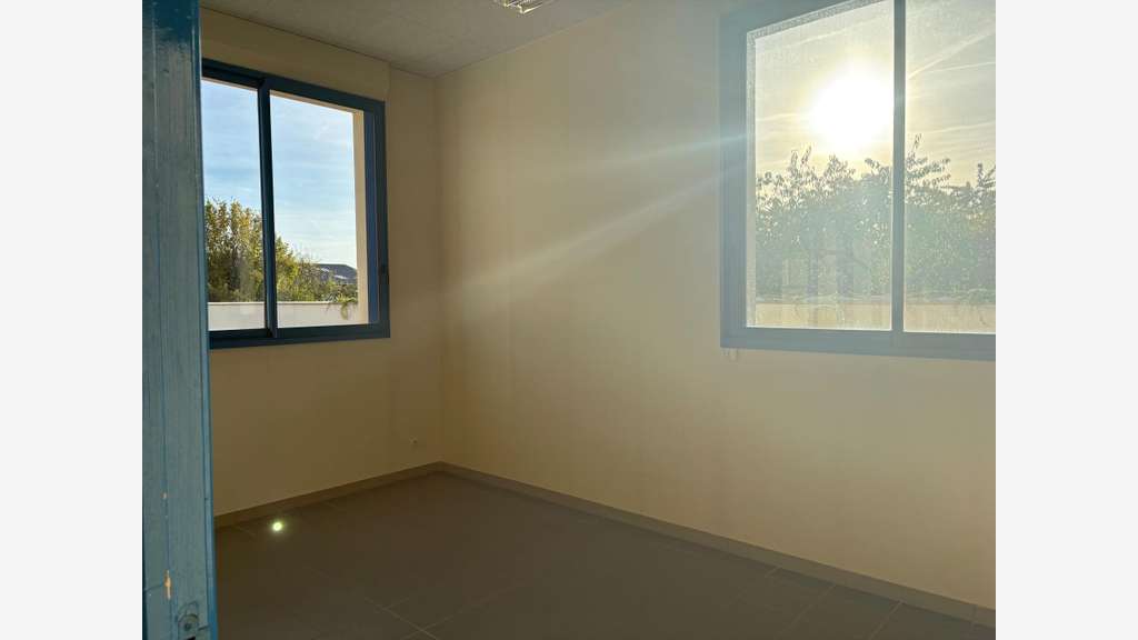 A louer local et bureaux parfait etat Châteauroux