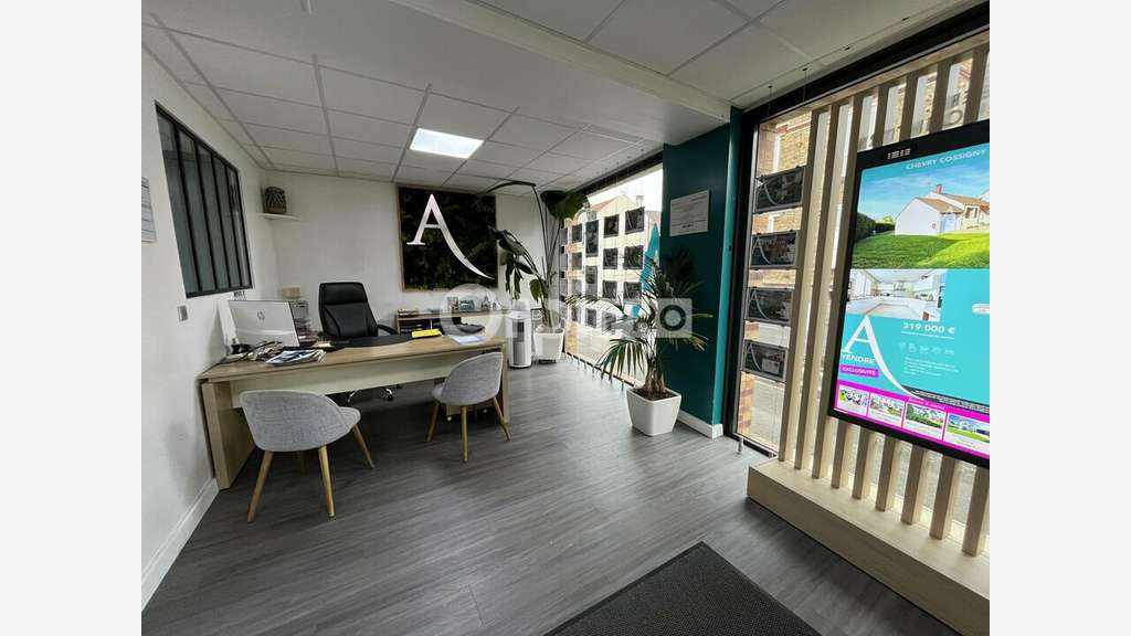 Local 90m² avec vitrine à louer à Chevry-Cossigny