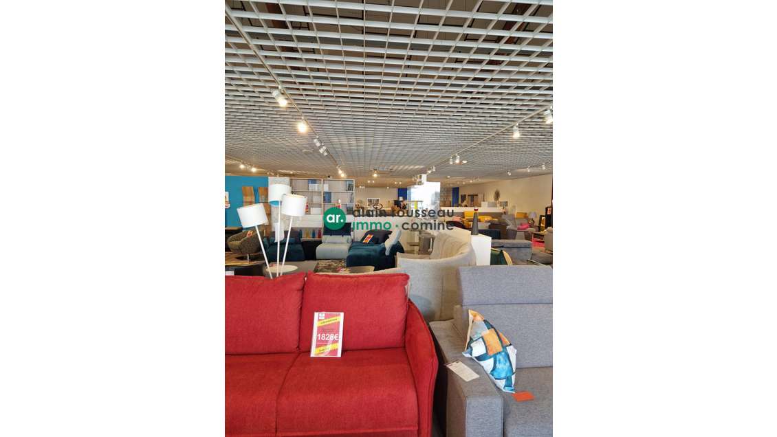 A louer local commercial 1725m² à Cholet