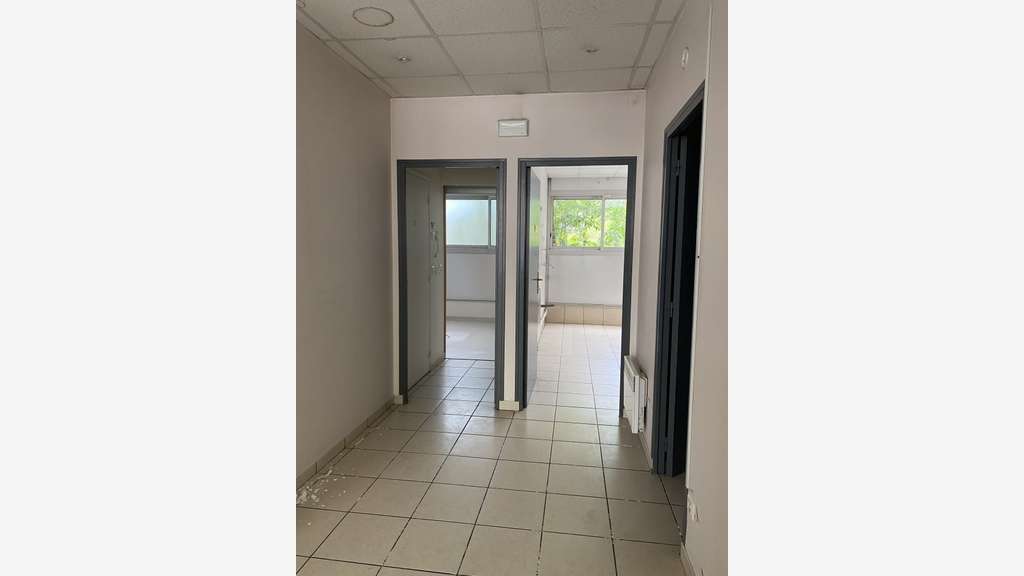 A louer local commercial 69m² Hopital Beaujon