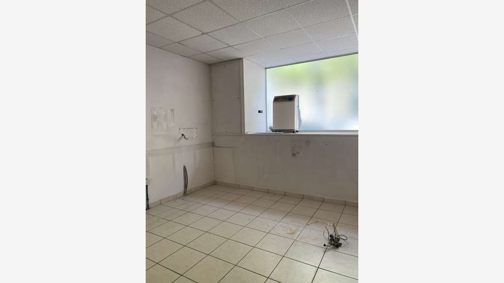 A louer local commercial 69m² Hopital Beaujon
