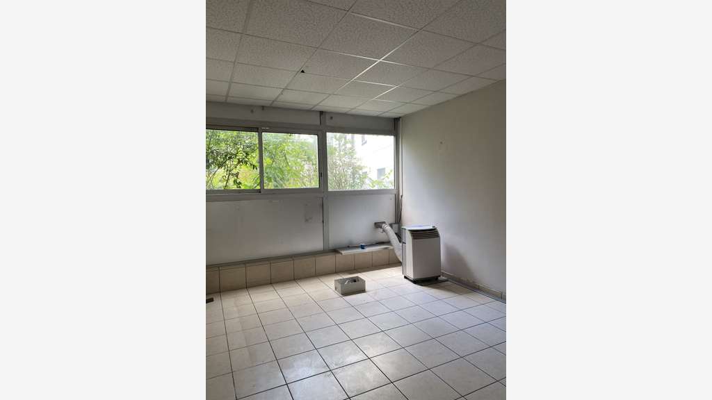 A louer local commercial 69m² Hopital Beaujon