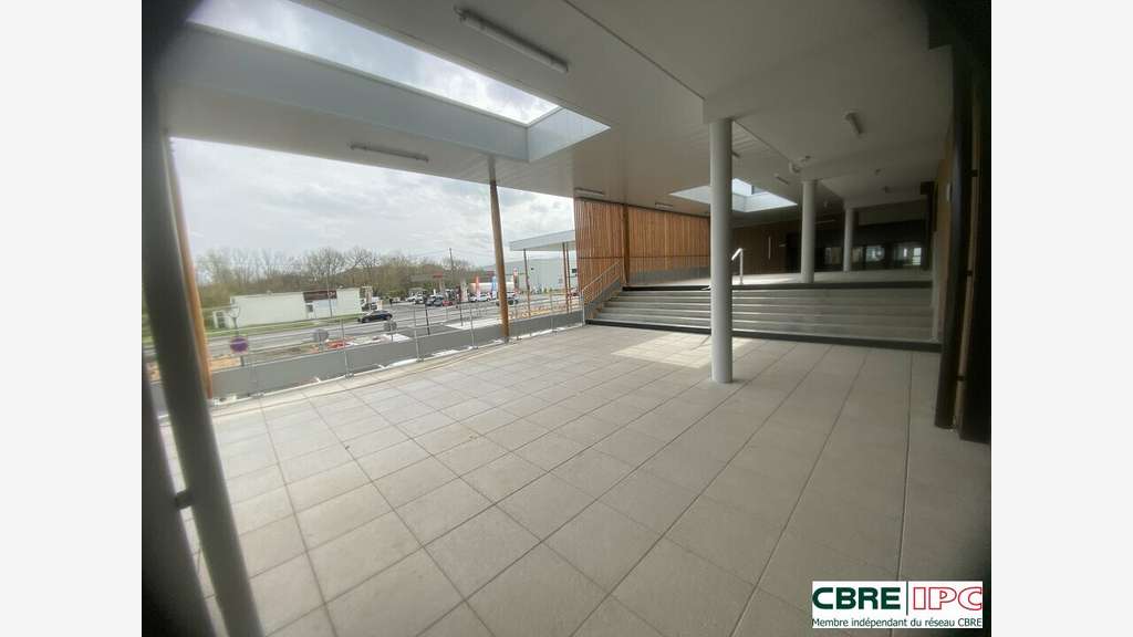 A louer local commercial 152m² R+1 à Dax Gare 