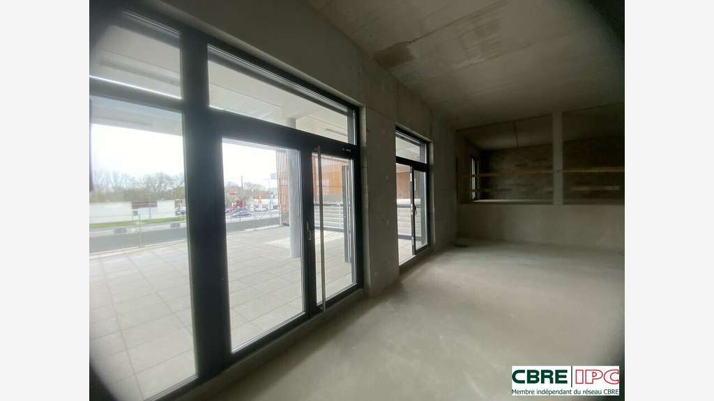 A louer local commercial 152m² R+1 à Dax Gare 