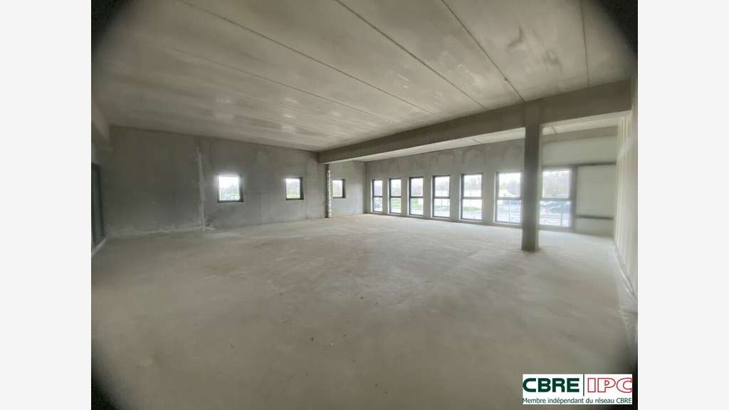 A louer local commercial neuf 142m² à Dax Gare