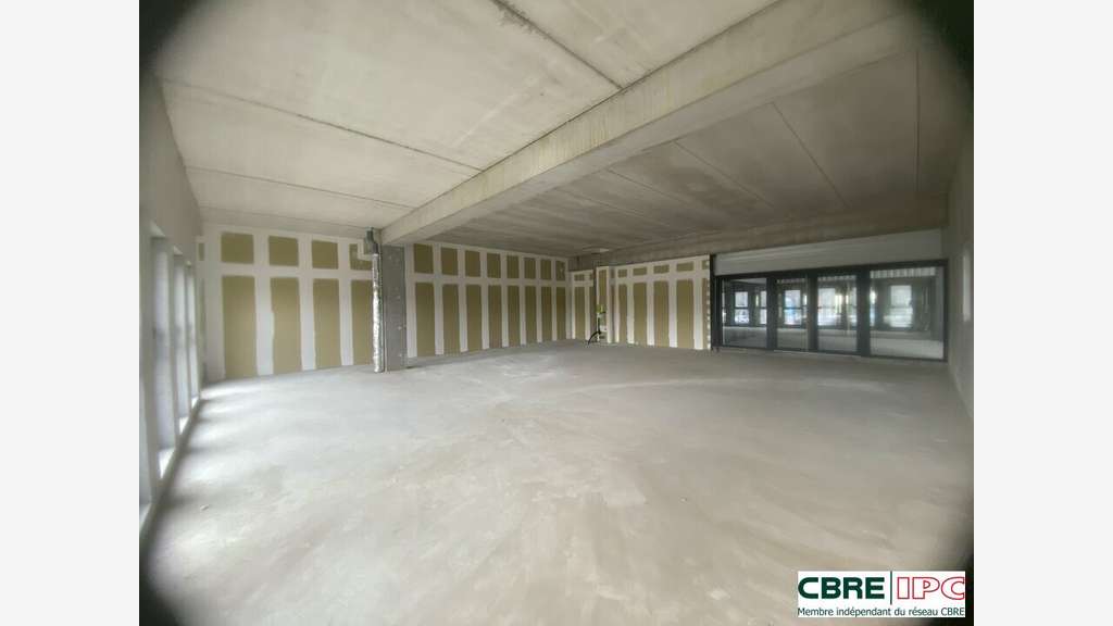 A louer local commercial neuf 142m² à Dax Gare