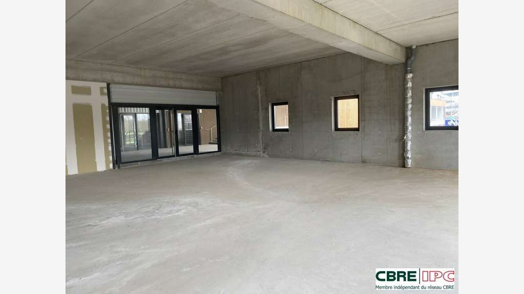 A louer local commercial neuf 142m² à Dax Gare
