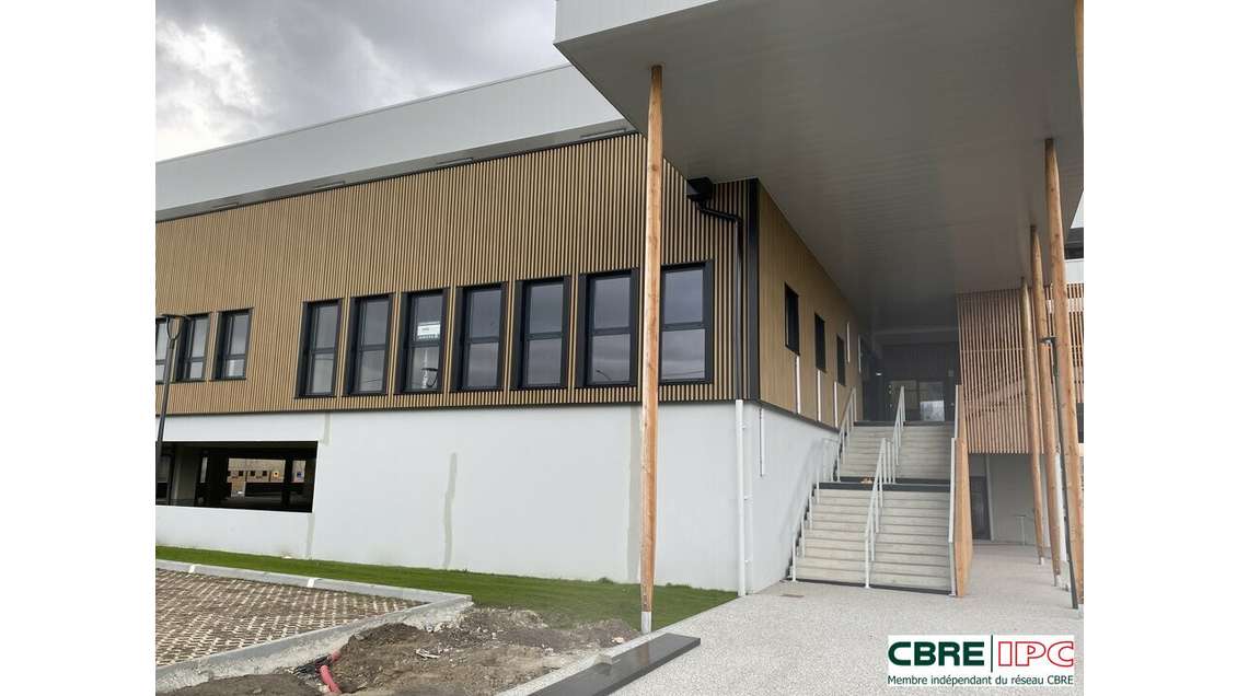 A louer local commercial neuf 142m² à Dax Gare