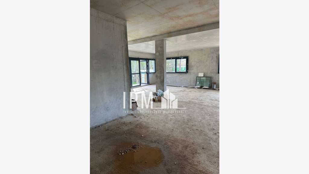 A louer local commercial de 122m² à Aubagne 13400