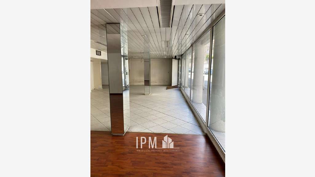 A louer local commercial de 141m² Marseille 13008