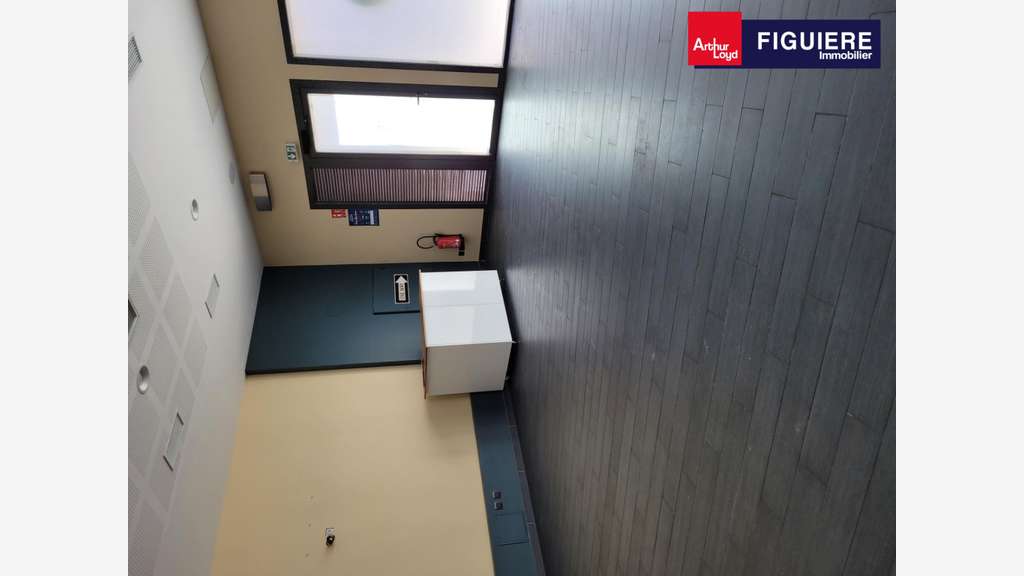 Loue local commercial 173m² avec terrasse à Istres