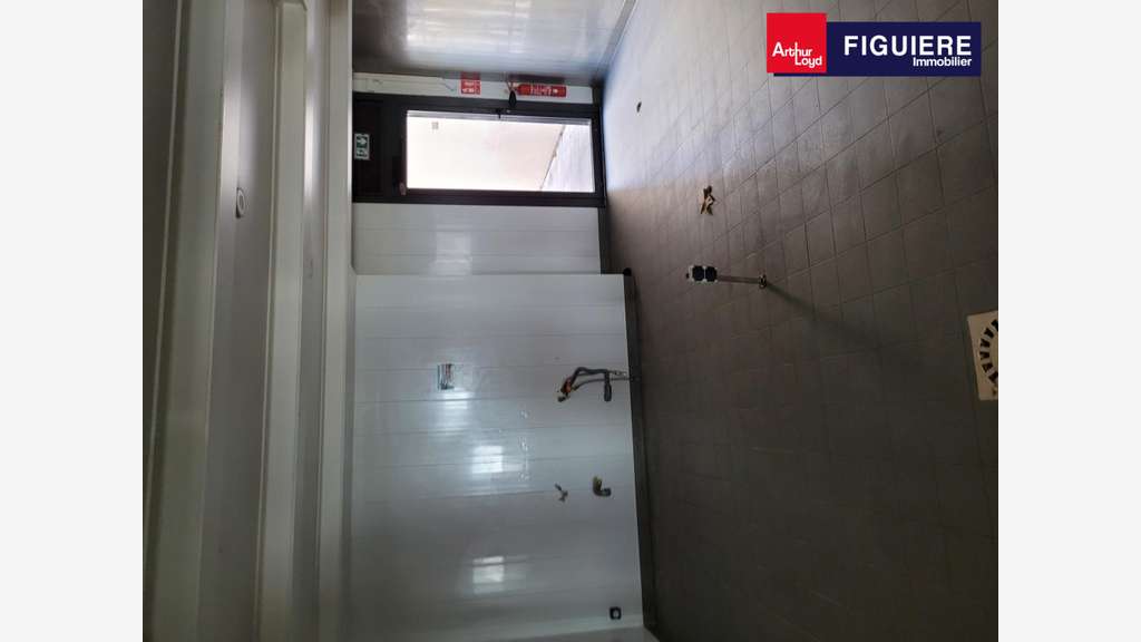 Loue local commercial 173m² avec terrasse à Istres
