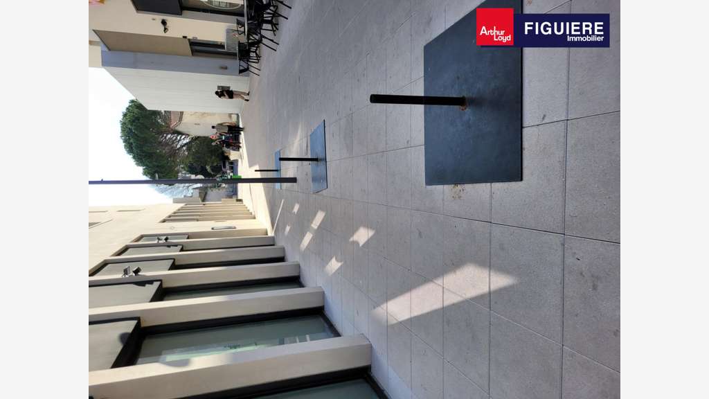 Loue local commercial 173m² avec terrasse à Istres