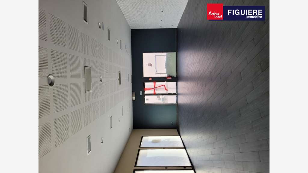 Loue local commercial 173m² avec terrasse à Istres
