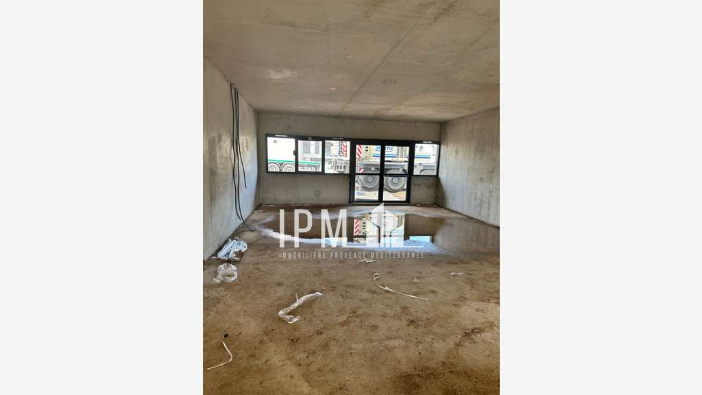 A louer local commercial de 255m² à Aubagne 13400