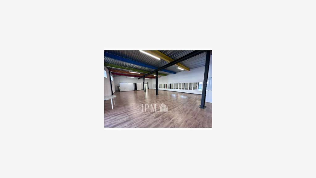 A louer local commercial de 330m² à Vitrolles