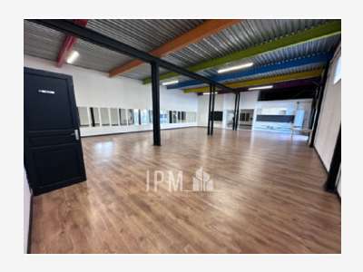 A louer local commercial de 330m² à Vitrolles