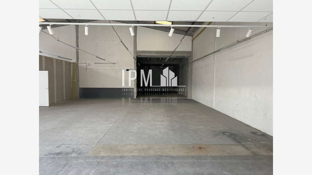 A louer local commercial de 430m² à Aubagne 13400 