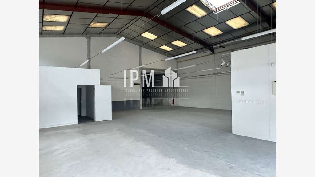 A louer local commercial de 430m² à Aubagne 13400 