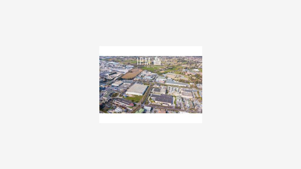 A louer local commercial 450m² Aubagne Les Paluds