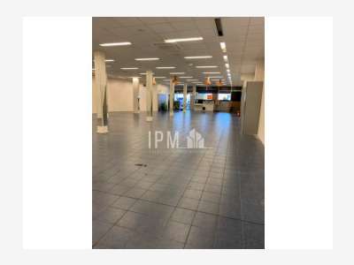 A louer local commercial de 485m² à Hyères
