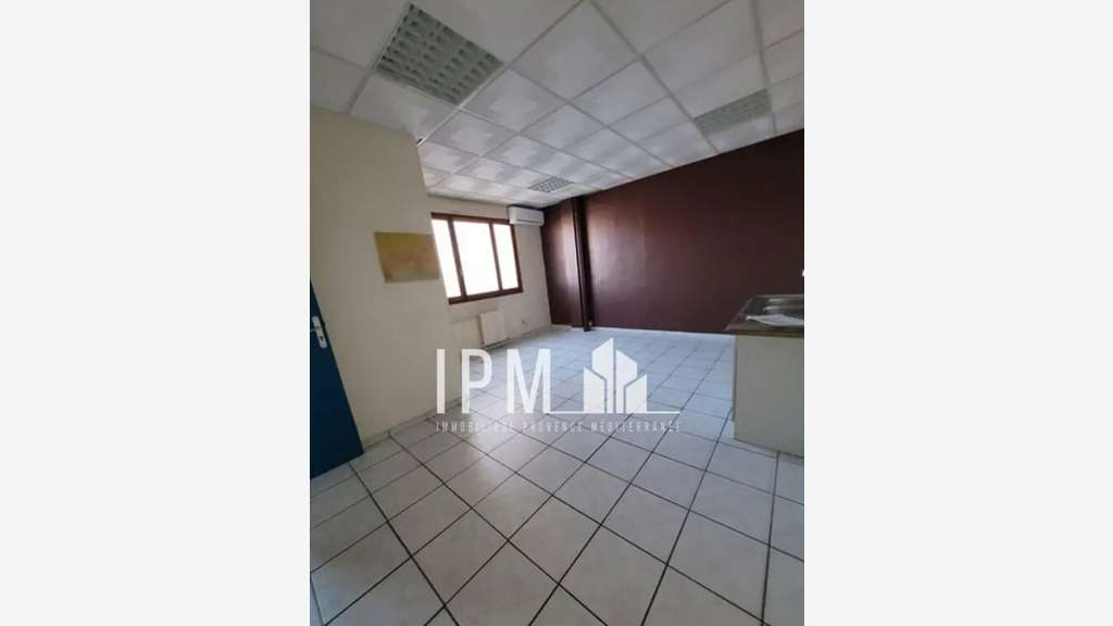 A louer local  173m² divisible à Toulon Est