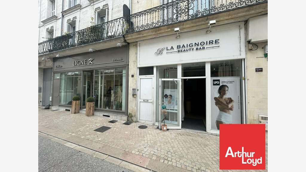 Local belle vitrine à louer rue piétonne Poitiers