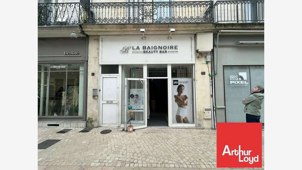 Local belle vitrine à louer rue piétonne Poitiers