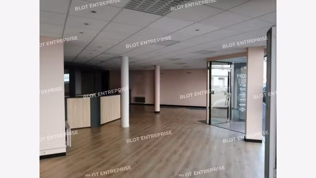 A louer local 147m² belle visibilité à Lorient