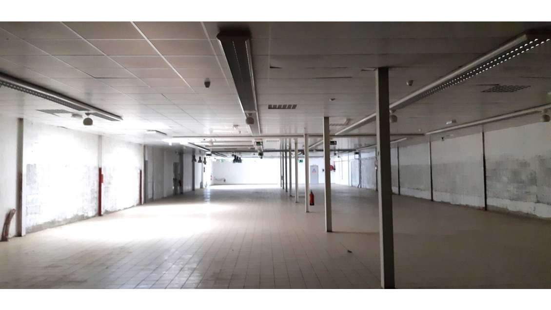 Loue local commercial 1500m² Roquebrune sur Argens