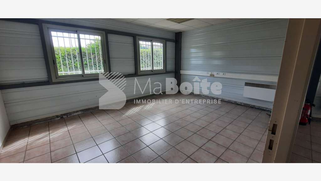 A louer local commercial Boen zone de champ Bayard