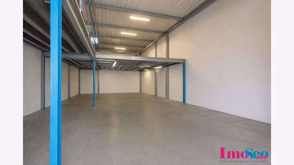 Local commercial 765m² à louer à Bordeaux Lac 