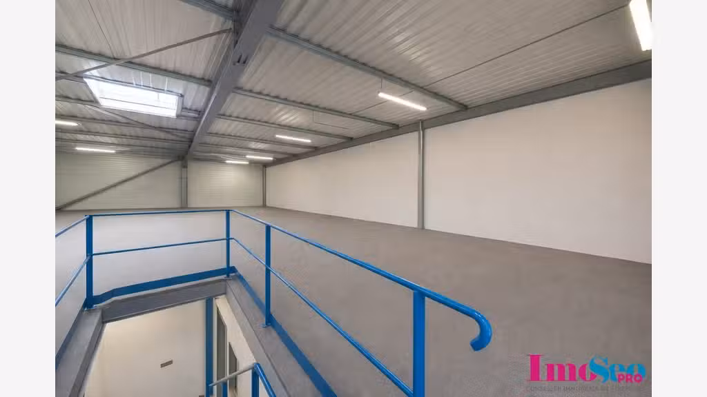 Local commercial 765m² à louer à Bordeaux Lac 