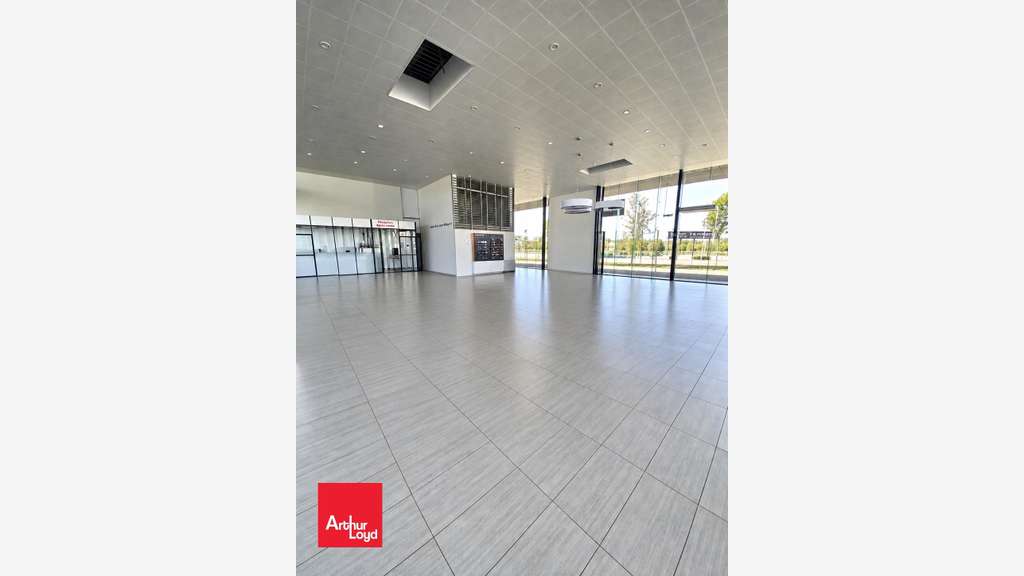 Local commercial 547m² forte visibilité à Luisant