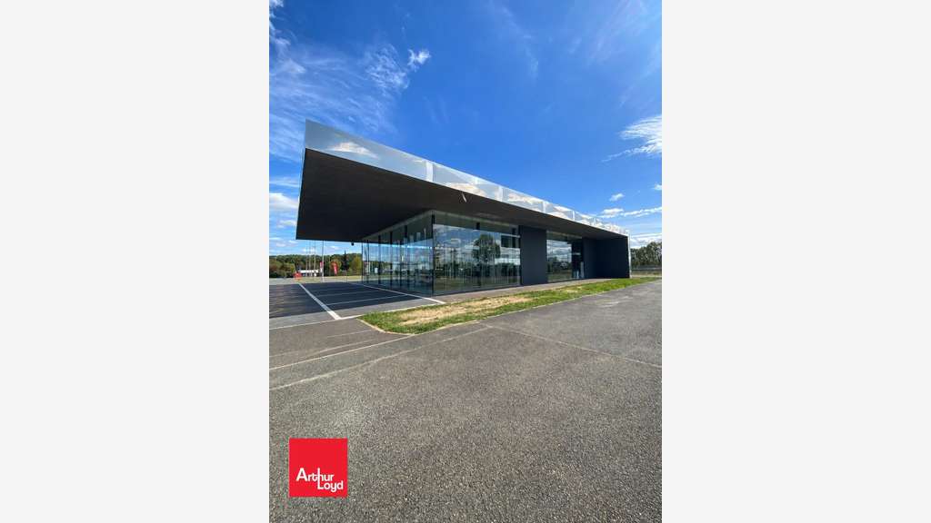 Local commercial 547m² forte visibilité à Luisant