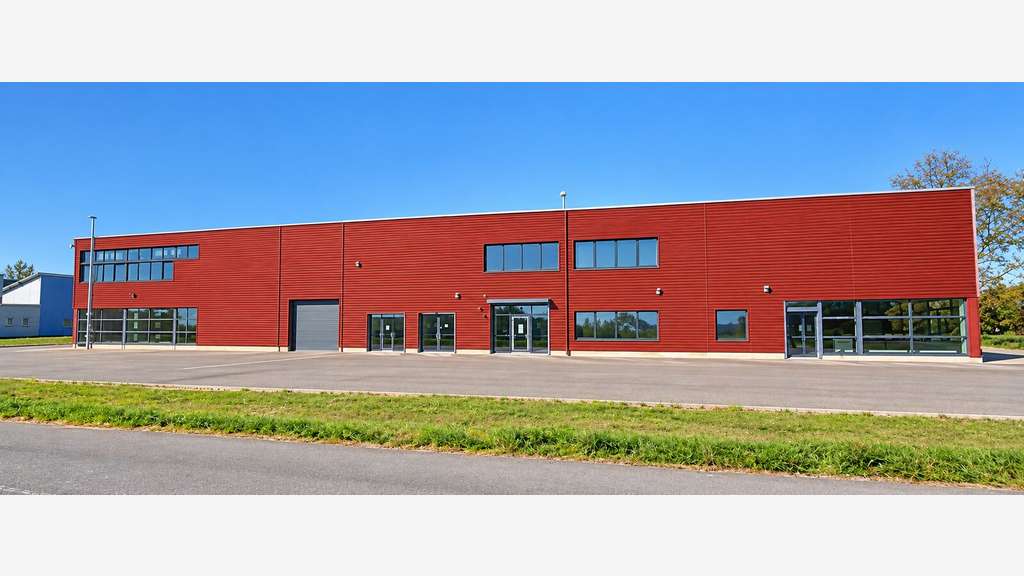 emplacement RARE !! local commercial 305m² à Feurs